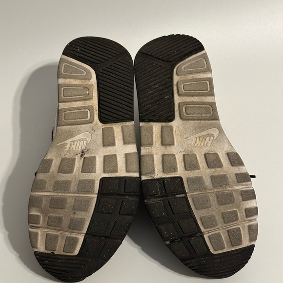 Woman’s Nike Air Max Nuaxis Size 5.5 Black - Picture 6 of 6